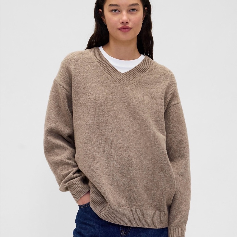 GAP CashSoft oversized Women's V-Neck Sweater in Medium
